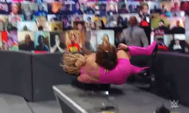 Nia Jax volvió a poner a Lana en una mesa en WWE Raw